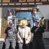 (mds)   Der Neue ist orangefarben und hört auf den Namen MSP-RO-22. Kürzlich bekamen die Gemeindearbeiter Helmut Möhler und Heiko Pfeuffer neues, topaktuelles Arbeitsgerät. Der neue Gemeindeschlepper vom Typ Deutz-Fahr 5110 steht seitdem in der Garage am Rodener Bauhof – natürlich nur nachts, tagsüber leistet er Dienst. Der Gemeinderat hatte die Kosten von 85 600 Euro dafür im Haushalt genehmigt. Der Neue löst den 16 Jahre alten Steyr ab, der 7700 Betriebsstunden auf dem Buckel hatte und bei dem einige größere Reparaturen anstanden. Der Frontlader hat 105 PS und kommt von der Firma Herrmann Landtechnik Steinfeld. Was noch fehlt, ist das Rodener Gemeindewappen. „Das werden wir demnächst noch anbringen“, sagte Bürgermeister Otto Dümig, zufrieden mit der neuen technischen Ausrüstung. Hinten von links: die Gemeindearbeiter Heiko Pfeuffer und Helmut Möhler und Bürgermeister Dümig (vorne Mitte) sowie Martin Herrmann, Chef der Firma Herrmann Landtechnik (rechts) und Mitarbeiter Maik Gress (links).