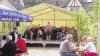 Das Wetter war besser als angekündigt, deswegen besuchten die Partensteiner gern den Walpurgismarkt am Dorfplatz zum Sonntagsfrühschoppen mit den Partensteiner Musikanten.Foto: Birgit WAgner
