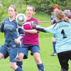 Das Langendorfer 2:0: Katharina Tumpach (Mitte) findet die Lücke zwischen Gollhofens Torhüterin Franziska Schmidt und Monika Dornberger (links). Foto: ssp