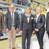 Eröffnung nach acht aufreibenden Wochen des Umbaus: Der Marktleiterin Stefanie Schildhauer (Zweite von rechts) und Regionalleiterin Heike Juds gratulierten (von links) Wolfgang Markert, Bruno Altrichter und Peter Suckfüll.