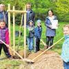 (regi)   Den Baum des Jahres pflanzt der Obst- und Gartenbauverein Aubstadt in jedem Jahr in Zusammenarbeit mit dem Kindergarten. In all den Jahren hat sich eine beachtliche Kollektion an Jahresbäumen auf dem vereinseigenen Gelände auf der Blöß angesammelt. Heuer durften die vier Vorschulkinder Maxima Glückstein, Laura Meyer, Emil Weigand und Lenny Zinßler gemeinsam mit Erzieherin Anja Deuschler beim Pflanzen eines Feldahorns helfen und sind gleichzeitig Paten des Baumes. Dafür erhielten sie eine entsprechende Urkunde. Bernhard Korb (links) und Arno Hochrhein vom Obst- und Gartenbauverein Aubstadt hatten alles vorbereitet und erklärten den Kindern, worauf man beim Einpflanzen achten muss und welche Funktion die Wurzeln haben.