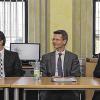 Mehr Kunst in der Stadt: Das Foto zeigt von links Rolf Näder (Vice President Operations Fresenius Medical Care), Oberbürgermeister Sebastian Remelé und Christoph Sahm (Werksleiter Fresenius Medical Care Schweinfurt).
