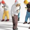 Fasziniert vom Mobiltelefon: Die Figurengruppe Social Network passt genau zum Thema der Ausstellung in Frankfurt „Hamster, Hipster, Handy - Im Bann des Mobiltelefons“.