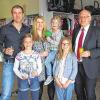 (sc)   Der Laden „Pusteblume – Kindersecondhand“ ist von der Rügheimer Straße in die Eichelsdorfer Straße umgezogen. Im Sortiment befindet sich eine große Auswahl an Babyerstausstattung, Kinderbekleidung, Spielwaren, Kinderbücher, und vieles mehr rund ums Kind. Die Waren werden in Kommission verkauft. Hofheims Bürgermeister Wolfgang Borst freute sich, dass in Hofheim so ein Angebot aufrecht erhalten wird und wünschte dem Ehepaar Andreas und Stephanie Böhm viel Glück und Erfolg. Der Erlös aus dem Bratwurst-, Kaffee- und Kuchenverkauf bei der Neueröffnung wird den Kindergärten Happertshausen und Hofheim gespendet. Geöffnet ist der Laden (gegenüber der Norma) dienstags bis freitags von 9 bis 12 Uhr und von 14 bis 17 Uhr und samstags von 10 bis 12 Uhr. Im Bild Geschäftsführer Andreas Böhm (links) und Inhaberin Stephanie Böhm mit den Kindern (von links) Lena, Luna und Finja, sowie Bürgermeister Borst.