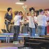 (kab)   Mit Dosen und leeren Flaschen Musik machen? Das geht, und hört sich sogar gut an. Den Beweis dafür haben zwei fünfte Klassen beim ersten Frühjahrskonzert des Walther-Rathenau-Gymnasiums mit Realschule geliefert. Die Resonanz auf die Veranstaltung war überwältigend. Die Aula platzte aus allen Nähten. Und das Konzept, möglichst viele Schüler einzubinden, kam an, so die Mitteilung. Das ging von besagtem Flaschenklang bis hin zu musikalisch anspruchsvollen Beiträgen. Simon Böhnlein brillierte an der Gitarre, Jareem  Willmore zeigte am Klavier ein überaus gutes Gefühl für Haydn. Und Lisa Schubert überzeugte als virtuose Solistin an der Klarinette. Die Bläsergruppe leitete mit „It's Raining Men“ schwungvoll über zur U-Musik, die von der Schulband aufgenommen wurde. Marco Breitenbach präsentierte sich als Solosänger, bevor die Chorklassen den Abend ausklingen ließen. Moderiert wurde er von Schülern: Tugba Güngor und Lorenz Mika.