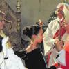 (li)   Weihbischof Ulrich Boom spendete während eines Pontifikalamtes in der Donnersdorfer Pfarrkirche Johannes der Täufer 40 Jugendlichen der Pfarreiengemeinschaft „Kirche am Zabelstein“ das Sakrament der Firmung. Die Firmlinge mit ihren Paten kamen aus Dingolshausen, Donnersdorf, Dürrfeld, Falkenstein, Hundelshausen, Kleinrheinfeld, Michelau, Pusselsheim, Traustadt und aus Knetzgau. Die Firmung fiel auf den Namenstag der Kirchenlehrerin und Dominikanerin Katharina von Siena. Klein von Gestalt, aber groß in Geist und Würde lebte sie in einer unruhigen Zeit, von 1347 bis 1380. Diese Heilige, die immer auf der Seite der Schwachen stand, empfahl der Weihbischof den Firmlingen in einer sehr anschaulichen Predigt als Vorbild. Dabei fand er viele Parallelen zwischen der damaligen Zeit und heute: Es gab damals große Unterschiede zwischen Reich und Arm, viel Ungerechtigkeit und herrschten große Glaubenszweifel der Menschen, in der Kirche tobten Machtkämpfe. Unsere heutige Zeit sei also weder besser noch schlechter. Über alle diese weltlichen Probleme habe Katharina auf eine tiefe Freundschaft zu Jesus gebaut, habe sich nie allein gefühlt. Eine solche Lebenseinstellung wünschte der Weihbischof den Firmlingen. Freundschaft und Vertrauen zu Gott müssten erneuert werden, um diese positive christliche Haltung dann als gefirmter Christ in die Welt hinauszutragen. Pfarrer Günter Höfler assistierte mit Diakon Günter Schöneich dem Weihbischof bei der Spendung des Sakramentes der Firmung.