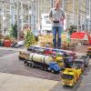 Begeistert ist Thomas Katzenberger von seinem Hobby als Funktionsmodellbauer: Rund 60 Modelle, von der Straßenwalze über Trucks bis hin zur Siebanlage, konnten bei der Ausstellung in Niederlauer bestaunt werden.