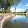 (gini)   Die Sanierung der Mauer um den Großen See im Hofgarten Veitshöchheim ist abgeschlossen. Die Bayerische Schlösserverwaltung staut derzeit Wasser aus den Hofgartenquellen im See an. In einigen Tagen ist dann die ursprüngliche Höhe des Wasserspiegels wieder erreicht. Es tummeln sich bereits 600 junge Karpfen im See, die erst kürzlich neu eingesetzt wurden. Die Tiere trüben durch Wühlen das Wasser ein und verhindern so einen massiven Algenwuchs. Die Baumaßnahme hatte im November 2014 begonnen. Seither arbeiteten Fachleute unter der Leitung des Staatlichen Bauamts Würzburg an der Sanierung der Umfassungsmauer. Die Mauer wurde gereinigt, die Fugen geschlossen und einige eingestürzte Mauerteile wurden wieder hergestellt. Die Kosten belaufen sich auf rund 75 000 Euro.