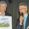 Aubstadts Bürgermeister Burkhardt Wachenbrönner (rechts) überreichte dem scheidenden Pfarrer Helmut Bär ein Präsent.