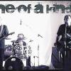 (how)   Schräg. Hart. Außergewöhnlich. Kreativ. Und trotzdem tanzbar. So beschreiben die Musiker von „One of a Kind“ ihre Musik. Die Würzburger Band spielt psychedelische Pop- und Rockmusik, die an den Sound von Pink Floyd, David Bowie oder Talking Heads erinnert. Fast durchwegs Eigenkompositionen bringen Micha Kohl (links, Gesang, Guitare, Programming), Robert Emmerle (Schlagzeug) und Andy Launer (Gesang, Bass, Mandoline) auf die Bühne. Seit drei Jahren spielen sie zusammen und an diesem Freitag, 15. Mai, im „Blauen Adler“ in der Mergentheimer Straße. Einlass ist ab 19 Uhr, Konzertbeginn um 21 Uhr.