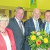Blumen und Glückwünsche: Nach 20 Jahren hat die Landkreis-CSU einen neuen Vorsitzenden. Thomas Eberth (Zweiter von rechts) folgt auf Eberhard Nuß (Dritter von rechts); mit im Bild: (von links) Eibelstadts Bürgermeister Markus Schenk, die neue Schatzmeisterin Elisabeth Schäfer, Paul Lehrieder (MdB) und (rechts) Manfred Ländner (MdL).