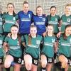 (ella)   Mit nur einer Niederlage wurde die weibliche B-Jugend Meister der Handball-Bezirksoberliga der Saison 2014/15. In der nächsten Saison soll wieder höherklassig gespielt werden. Hierzu startete Anfang Mai die Qualifikation. Das Bild zeigt oben von links: Kira Sunbat, Jasmin Vogel, Leonie Mion, Olivia Nees, Kim Meßmer, Lusann Diedrich. Unten von links: Anna Runarsson, Selina Häußler, Leonie Bleicher, Luisa Storm, Julia Kosel, Vanessa Reitzenstein. Es fehlen: Laureen Mathe und Emma Ehrenberg.