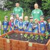 (mia)   In Zusammenarbeit mit der Edeka-Stiftung und dem Edeka Kupschmarkt Ross aus Lohr wurde ein Gemüsehochbeet im Kindergarten „Spirkennest“ in Gambach aufgebaut und bepflanzt. Elf kleine Gärtner waren am Werk, um die jungen Pflanzen und Samen in die Erde zu bringen. In ein paar Wochen ist es wohl soweit, und die Kinder können Rote Beete, Salat, Gurken, Kohlräbchen, Möhren und Spinat ernten. Bis dahin muss das Beet täglich gepflegt werden. Die Kinder kontrollieren, dass die Pflanzen genügend Wasser haben. Zusätzlich müssen sie nachschauen, dass kein Ungeziefer im Beet ist, und Nützlinge wie den Regenwurm sammeln. Dieser macht die Erde locker und spendet dem Boden Nährstoffe.