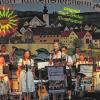 (noh)   Weinprinzessin Larissa I. hat am Mittwochabend das 42. Weinfest in Tauberrettersheim eröffnet. Für beste Laune bei den rund 2500 Besuchern zum Auftakt des Festes, das bis Sonntag andauert, sorgten die „Original Taubertaler Musikanten“. An diesem Freitag kommt eine Kultband in den 850 Einwohner zählenden Ort: Um 21 Uhr rockt die Spider-Murphy-Gang das Festzelt, präsentiert von der Weinfestgemeinschaft. Tickets an der Abendkasse kosten 27 Euro, Einlass ist ab 19 Uhr. Am Samstag (20 Uhr) werden viele Weinhoheiten aus der Region erwartet, am Sonntag gibt es zum Abschluss eine Modenschau (15 Uhr) und eine Weinprobe (ab 17.30 Uhr) unter dem Motto „Brot trifft Wein“.