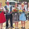 (gk)   In den Weinbergen kümmerte sich die Paradiesjugend um die zahlreichen Vatertagswanderer, auf dem Dorfplatz vor dem Rathaus tat dies die Bullenheimer Winzergemeinschaft mit ihrem Vorsitzenden Werner Kistner. Weinprinzessin Sophia Mend eröffnete mit ihren Kolleginnen Valentina Haßold (Hüttenheim), Theresa Rützel (Seinsheim), Lena Schneider (Nenzenheim) und Eva-Maria Krauter (Tauberzell) das 44. Straßenweinfest. Am Samstag, 16. Mai, beginnt das Fest um 18 Uhr. Ab 19.30 Uhr spielen die Kesselring-Musikanten. An diesem Abend zählt auch die Fränkische Weinkönigin Kristin Langmann zu den Ehrengästen. Am Sonntag, 17. Mai, findet ab 10.30 Uhr ein Festgottesdienst auf dem Dorfplatz statt. Ab 11.30 Uhr gibt es einen Mittagstisch, danach selbst gebackene Kuchen von den Landfrauen. Ab 14 Uhr spielt der Ippesheimer Bläserchor.