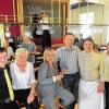 Willkommen im B. Neumann: Thomas Wylezek (Serviceleitung und Bankett, von links), Service-Leiterin Angelika „Geli“ Heider, Comedian Heike Mix, Mitgeschäftsführer Roman Irl, Küchenchef Achim Pfeuffer und sein Stellvertreter Rafael Hofbauer an der Bar im „B. Neumann“.