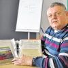 Ordner mit Feldpost: Alfred Müller zeigte bei der Autorenlesung die Originale und las aus dem daraus gestalteten Buch „Verlorene Jahre“, das einen Einblick in die Denkweise und die Schicksale der damaligen Familienmitglieder gibt.
