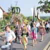 Siebenertagung: Die Siebenerkrone, begleitet von Ehrendamen, führt den Festzug zur Kirchenparade an.