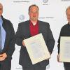 (hr)    Frank Schreiber, Verkaufsberater im Autohaus Hettinger, hat die Abschlussprüfung zum „Geprüften Automobilverkäufer“ bei Volkswagen Nutzfahrzeuge mit Erfolg abgelegt. Die Prüfung erfolge nach den Verbänden der Automobilwirtschaft einvernehmlich getragenen Regeln, heißt es in der Pressemitteilung der Firma, Bei einer feierlichen Zeremonie übergab Andreas Zeitler (Gebietsleiter Nutzfahrzeuge, links) Frank Schreiber (Mitte) zwei Urkunden „Geprüfter Automobilverkäufer“ und „Geprüfter Automobilverkäufer Gebrauchtwagen“. Diese Qualifikationen tragen laut Pressemitteilung maßgeblich bei, das Nutzfahrzeuggeschäft weiter auszubauen. Rechts im Bild Geschäftsleiter Theo Hettinger.