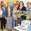 Sorgen seit 30 Jahren für Lesestoff in Krankenhaus und Seniorenheim: Geschäftsführer Karl Gerhard (links) dankte den beiden Leiterinnen, Jutta Zenglein und Bärbel Wochnik, stellvertretend für das gesamt Bücherei-Team.
