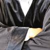 Schwarz als Pflicht? Weil er keine Robe trug, schickte ein Richter einen Anwalt wieder weg. Der Rechtsanwalt verklagt den Freistaat.