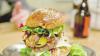 Klassiker: Ein Burger in einem Restaurant in Nürnberg. Findige Unternehmer haben aus dem Klassiker ein neuartiges Erfolgsrezept gemacht. DANIEL kARMANN; DPA