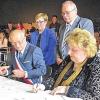 Die Bürgermeister Frédéric Loinard und Eva Linsenbreder unterzeichneten erneut die Partnerschaftsurkunden. Dabei beobachtet von den beiden Komiteevorsitzenden Odile Hardy und Hans Krebs.