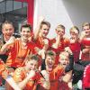 (mp)   Die C-Jugend-Handballer der SG/DJK Rimpar haben sich für eine weitere Spielzeit in der Landesliga Nord qualifiziert. Beim Ausscheidungsturnier in heimischer Halle unterlagen die Gastgeber zunächst der HG Marktsteft/Rödelsee klar mit 10:17. Es folgten zwingend notwendige Siege gegen den TSV Rothenburg (18:15) und den TSV Lohr (16:4), ehe es im finalen Match eines weiteren Erfolges bedurfte, um als Tabellenzweiter die Fahrkarte für die neuerliche Landesliga-Teilnahme zu lösen. Gegen den HC Erlangen II setzte sich der Rimparer Nachwuchs letztlich deutlich mit 17:10 durch und sicherten sich hinter der HG Marktsteft/Rödelsee den zweiten Platz. Unser Bild zeigt das erfolgreiche Team der SG/DJK Rimpar (hinten von links) Christoph Kolenda, Laurin Geier, Omar Tucovic, Kai Glöggler, Paul Siegl, Alexander Hoyer, Harun Tucovic sowie (vorne von links) Jannis Weckesser, Nico Graf, Silas Kütt, Luka Münch und Philipp Brietzke. Auf dem Foto fehlen Matthias Keidel, Torben Posdzich und Luka Strauß.