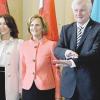 (lby)   Das dänische Kronprinzenpaar ist am Mittwoch zu einem offiziellen Besuch in München eingetroffen. Ministerpräsident Horst Seehofer und seine Frau Karin (Mitte) begrüßten Frederik und Mary (links) bei strömendem Regen auf dem Platz vor der Bayerischen Staatsoper (ganz rechts Wirtschaftsministerin Ilse Aigner). Seehofer schenkte den Dänen einen Bayerischen Löwen aus weißem Nymphenburger Porzellan. Nach einem Gespräch in der Residenz trug sich das Kronprinzenpaar in das Gästebuch der bayerischen Staatsregierung ein und aß mit Gästen zu Mittag. Der dänische Thronfolger und seine Frau sind seit Dienstag mit einer Wirtschaftsdelegation zu einem dreitätigen Arbeitsbesuch in Deutschland.