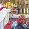 Blumengeschmückt: Die neue Pumpe der Feuerwehr Burgwallbach wurde beim Festgottesdienst in der Pfarrkirche Burgwallbach von Pfarrer Karlheinz Mergenthaler gesegnet.