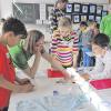 Vertragen sich Wasser und Ruß? Zum Thema Bionik fanden in der Grundschule Iphofen spannende Experimente statt.