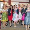(gk)   Zwei Jahre trug Kristin Langmann die Krone der Bullenheimer Weinprinzessin. Zum Weinfest kam sie nun als Fränkische Weinkönigin und berichtete den Weinfreunden von ihren ersten zwei Monaten im Amt. Viele Weinhoheiten aus dem Weinparadies und der Mittelfränkischen Bocksbeutelstraße waren der Einladung von Weinprinzessin Sophia Mend zum offiziellen Weinfestempfang gefolgt. Landrat Helmut Weiß überreichte der Weinprinzessin einen Erinnerungszinnbecher und dankte auch als Vorsitzender der Arbeitsgemeinschaft Mittelfränkische Bocksbeutelstraße den Weinfesthelfern. Grußworte sprachen Landtagsabgeordnete Gabi Schmidt, die die besondere Atmosphäre des Bullenheimer Weinfestes lobte, und Bürgermeisterin Doris Klose-Violette, die die Gäste schon einmal für nächstes Jahr im Juli zur 1200-Jahrfeier Bullenheims einlud, die unter dem Motto „Von Bullo bis zum Paradies“ steht. Eine kleine Weinprobe moderierte Weinbauvereinsvorsitzender Werner Kistner.