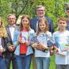 (jul)   Seit Jahren motiviert der Gaibacher Lehrer Rudolf Markert Schüler zur Teilnahme am Mathematik-Wettbewerb Känguru. Dieses Jahr stellten sich über 40 Schüler aus den 5. bis 9. Klassen des Franken-Landschulheims dieser Herausforderung. In 75 Minuten mussten 24 beziehungsweise 30 Aufgaben gelöst werden, bei denen nicht nur richtiges Rechnen sondern auch logisches Denken gefragt waren, teilt die Schule mit. Als Belohnung für ihr Engagement über den Unterricht hinaus erhielten alle Teilnehmer eine Känguru-Knobelkette und eine Broschüre mit Aufgaben und Lösungen zum aktuellen Wettbewerb. Die Preisträger erhielten Spiele oder Bücher. Besonders erfolgreich waren (von links): Eva Dotzel (8 b, 3. Preis), Marie Thaler (5 a, 3. Preis), Leonie Gellner (5 a, 1. Preis), Philipp Schuler (6 a, 2. Preis) und Marco Lauer (9 b, 3. Preis). Mit ihnen freuten sich Mathematiklehrer Rudolf Markert (hinten links) und Wolfgang Kremer, Schulleiter des FLSH Schloss Gaibach (Mitte).