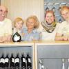 Stolz auf die neue Vinothek: Im Bild (von links): Artur Steinmann, Enkelin Swea, Elfriede Steinmann, Tochter Steffi und Sohn Lukas.