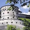 Von der Leistenstraße aus: der Maschikuliturm der Festung Marienberg.
