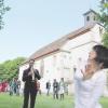 Aufbruch mit Tanz und Musik: Lisa Kuttner als Heilige Kunigunde und Christoph Wünsch geleiten die Kunstprozession von der Kunigundenkapelle in Burgerroth auf den Kunigundenweg nach Bamberg.