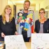 Im Dienste für die Aufklärung: Die Leiterin von „pro familia“ in Schweinfurt, Martina Schneider (links), Bernhard Gfaller und Julia Kleider präsentieren einige Hilfsmittel, die bei sexualpädagogischen Workshops nützlich sind.