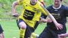 Wirbelwind: Der Hattrick-Torschütze der SG Frickenhausen/Mellrichstadt, Benjamin Diemer, setzt sich gegen den SGler Sebastian Diemer durch.