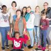 Hand in Hand: Die Auszubildende Saskia Breidenbach (rechts) – im Bild mit Kindern und Erzieherinnen des Kinder- und Jugenddorfes Klinge – machte mit beim Praktikum „soziales Lernen“ der Würth Industrie.