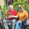 Gratulanten: In ihrem Garten empfing das Goldene Hochzeitspaar, Ingrid und Johannes Lindenberger, die Gäste. Unter ihnen Pfarrerin Margarethe Allolio (links) und Bürgermeister Stefan Schwind (rechts).