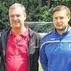 Fett: FV-Präsident Gerhard Schmetzer (rechts) und FV-Vorstand Karlheinz Wolf (Zweiter von links) verabschiedeten Kevin Röckert (links), der zum Oberligisten SV Sandhausen II wechselt, und Valerio Bilancia, der zum VfR Gerlachsheim geht. Die Mannschaft bleibt ansonsten nahezu komplett mit Meistertrainer Jürgen Wöppel in der kommenden Verbandsligarunde beisammen.