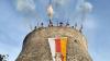Soll zum Terroir-f umgestaltet werden: Der Sonnenstuhlturm – andere nennen ihn Kartoffeltum – war früher und heute ein beliebtes Ausflugsziel in Randersacker. Im Bild eröffnen die Schützen mit dem traditionellen Böllerschießen Anfang Juli das Königsschießen.