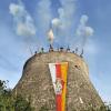Soll zum Terroir-f umgestaltet werden: Der Sonnenstuhlturm – andere nennen ihn Kartoffeltum – war früher und heute ein beliebtes Ausflugsziel in Randersacker. Im Bild eröffnen die Schützen mit dem traditionellen Böllerschießen Anfang Juli das Königsschießen.