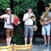 (kri)   Trauerarbeit gehört zwar zu den Aufgaben des Hospizvereins, aber man kann sich auch zu fröhlichen Veranstaltungen treffen. Solch eine Veranstaltung war das Konzert im malerischen Hof des Anwesens Barz mit den „Ohrerhüllern“. Der Name des Ensembles ist gewählt nach der fränkischen Version des als Ohrenhöhler oder Ohrenkneifer gefürchteten Insekts. Die „Ohrerhüller“ sind aber keine Gefahr für menschliche Ohren, sondern bieten einen freudigen Genuss. Sie spielen in wechselnder Besetzung (diesmal Klarinetten, Trompeten, Akkordeon, Posaune, Tuba, Kontrabass) fränkische Volksmusik oder auch eigene Bearbeitungen Stil. Sie nennen das die Popmusik der Urgroßeltern. Das Besondere dabei: Sie spielen mit großem Schwung ohne Noten, alles auswendig oder auch improvisiert. Ihr Repertoire stammt aus dem Gedächtnis der einzelnen Musikanten oder von alten Schallplattenaufnahmen mit fränkischen Bauernkapellen. Die sympathischen Musiker musizieren regelmäßig in einem Wirtshaus. In Uffenheim gaben sie jetzt ihr erstes öffentliches Konzert. Sie bereiteten damit dem trotz der Hitze gekommenem Publikum viel Spaß. Ihre Musik ging in die Beine und ins Gemüt. Zum Vergnügen trug auch die lebendige und witzige Moderation ihres Wortführers Stephan Geßler bei. Und wenn das Publikum zum Mitsingen eingeladen wurde, machte es begeistert mit. Nach dem anhaltendem Beifall am Schluss kam natürlich noch eine Zugabe.