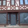 Wandel im ehemaligen Gasthaus Back: Hinter den Folien in den Schaufenstern wird derzeit umgebaut. Im herbst wird der Brillenkonzern Fielmann hier eine Niederlassung eröffnen. Es wird das sechste Optikergeschäft in der Stadt sein.