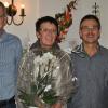(hä)   Zum 25-jährigen Bestehen des Schreibwarengeschäfts „Flo“ am Marktplatz feierte auch Mitarbeiterin Sigrid Starsetzki silbernes Betriebsjubiläum. Sie ist also von Anfang an dabei und hat die Geschichte des Ladens mitgeprägt. Angefangen hatte Sigrid Starsetzki einst bei Seniorchefin Ingrid Riedl. Nicht nur bei den Chefs, auch bei Kolleginnen und Kunden ist die engagierte Mitarbeiterin beliebt. Zu ihrem Arbeitsplatz ist Starsetzki damals zufällig gekommen. Während der Einrichtung des Geschäftes wohnte Sigrid Starsetzki mit ihrem Ehemann Volker in der Wohnung darüber und half spontan bei der Einrichtung. Daraus wurde dann eine Dauerbeschäftigung. Im Bild (von links) Ramona Riedl, Thomas Riedl, Sigrid und Volker Starsetzki sowie Seniorchefin Ingrid Riedl.FOTO: Thomas Hälker