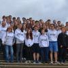 (mim)   „Die Vielfalt Berlins erleben“ – unter diesem Motto stand die Studienfahrt der 10. Klassen des Gymnasiums Gerolzhofen nach Berlin. Während des fünftägigen Besuchs der Bundeshauptstadt lernten sie verschiedene Facetten der beeindruckenden Bundeshauptstadt kennen, heißt es in einer Pressemitteilung der Schule. Begleitet wurden sie von ihren Lehrern Birgit Pauli, Stefanie Friedrich, Gisbert Wagner und Reinhard Seger. Neben der Besichtigung bekannter Sehenswürdigkeiten wie der East Side Gallery, dem Alexanderplatz, dem Kurfürstendamm und dem Brandenburger Tor gehörten wichtige Aspekte aus Geschichte und Politik zum Pflichtprogramm, wie ein Gespräch mit der Bundestagsabgeordneten Anja Weisgerber im Paul-Löbe-Haus. Im Anschluss erkundeten die Schüler das Reichstaggebäude mit seiner gigantischen Dachkonstruktion selbstständig. Die wohl bewegendste Erfahrung für die Jugendlichen war der Besuch der Gedenkstätte „Berliner Mauer“, wo sie an einem Gottesdienst teilnahmen, in dem die Lebensgeschichte eines Grenzopfers erzählt wurde. Das abendliche Unterhaltungsprogramm war sehr abwechslungsreich. Kulturbegeisterte Schüler und Lehrer kamen beim Besuch des Musicals „Hinterm Horizont“ und einer Show im Friedrichsstadtpalast auf ihre Kosten. Den Höhepunkt der Klassenfahrt bildete der Abschlussabend in der Schülerdisco „Matrix“. Auf der Heimfahrt stand das Schloss Sanssouci in Potsdam auf dem Programm, mit Führung durch die prachtvollen Räume und Picknick im Schlossgarten.