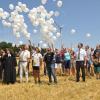 Dem Wind überlassen: 192 Luftballons – so viele Windkraftanlagen gibt es inzwischen in Unterfranken – ließen zur Eröffnung des Windparks Altertheim Festgäste zusammen mit Pfarrerin Astrid Männer (vorne, von links), Bürgermeister Adolf Hemrich-Manderbach, stellvertretender Landrat Armin Amrehn, Green City Unternehmenssprecher Martin Betzold, Neubrunns Bürgermeister Heiko Menig steigen.