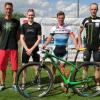 Die drei schnellsten Mountainbiker: Der Abteilungsleiter Mountainbike und Triathlon des TSV Hausen, Florian Stock, gratulierte Sören Seidel, Sieger Franz-Josef Streit und Simon Wehner (von links).