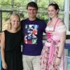 Prominenz in der Solymar-Therme: Der 1990er Fußball-Weltmeister Thomas Berthold mit Marketing-Leiterin Marie Issing (links) und der Markelsheimer Weinkönigin Eileen Staudt.